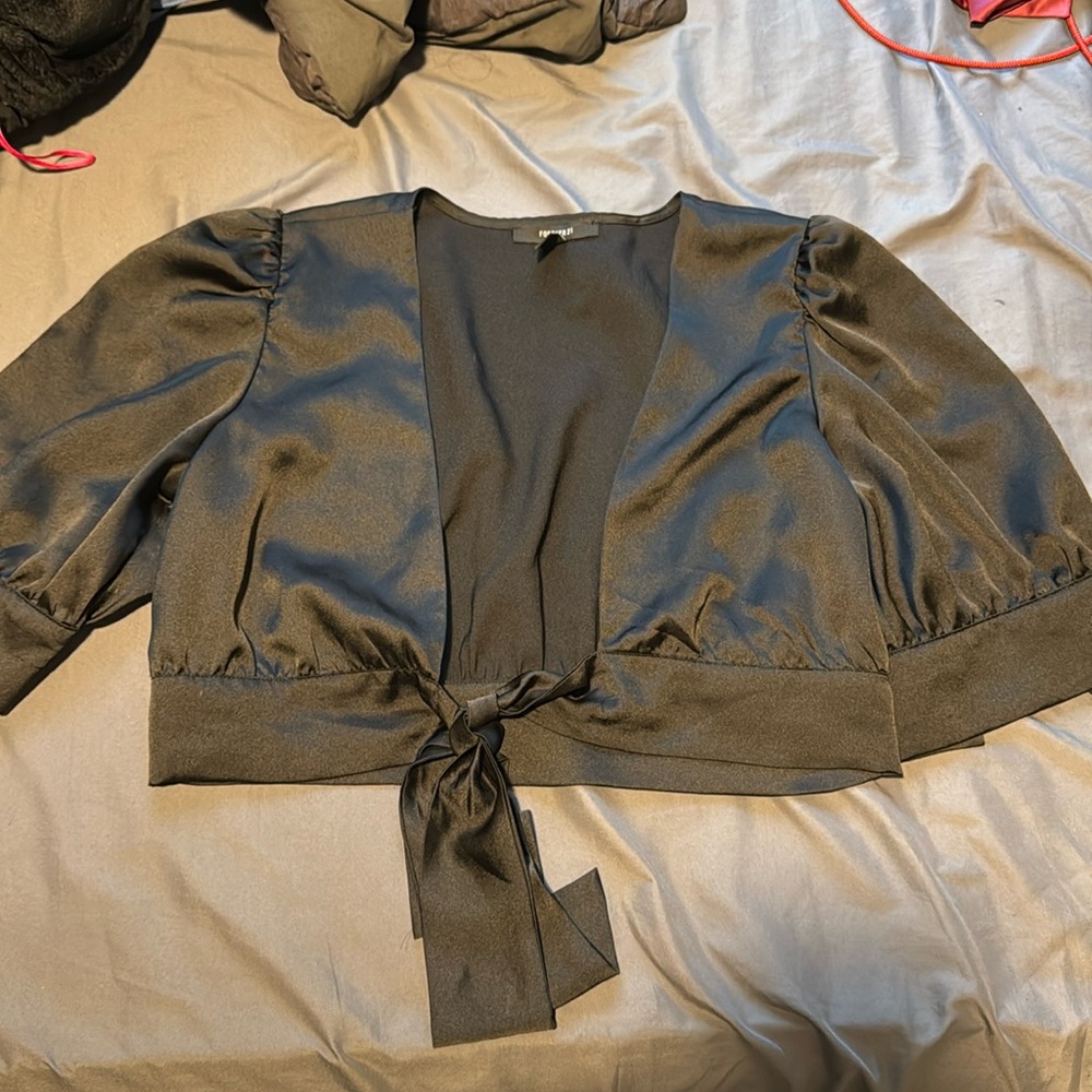 Short sleeve, deep cut crop top. Tie front